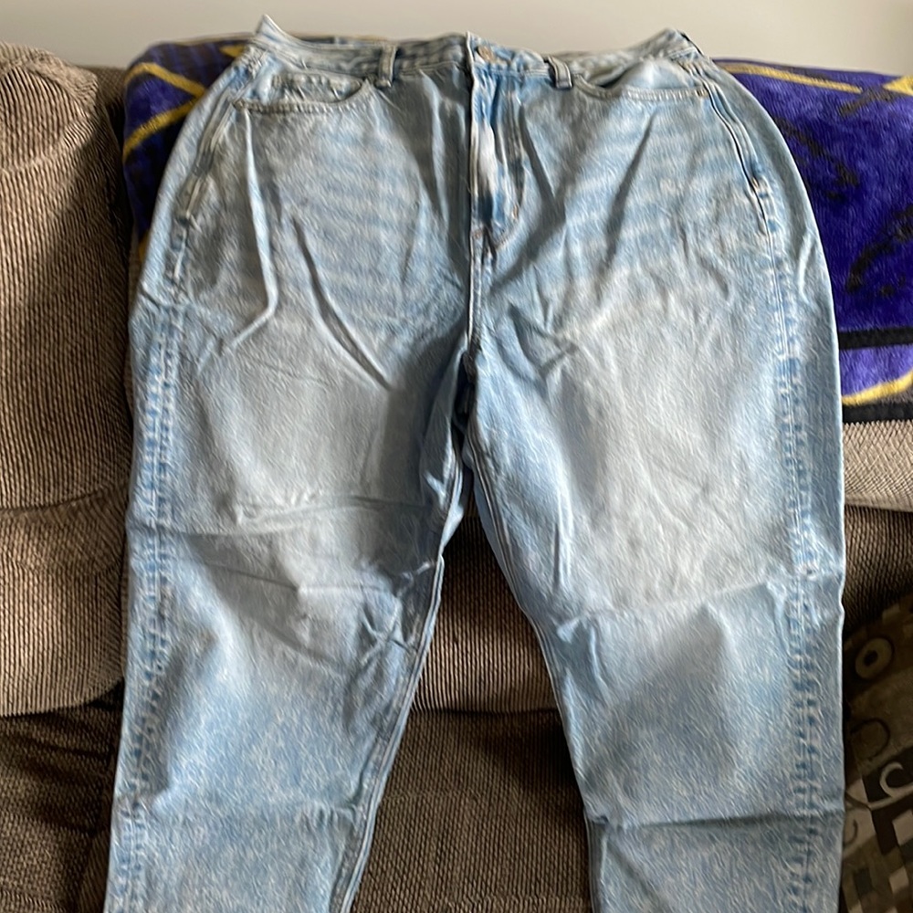 American Eagle Outfitters relaxed mom jean